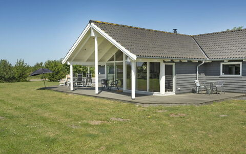 Bolli - 1.1Km from the Sea: Dak, Huis, Deur, Verblijf, Schaduw, Siding, Werf, Landgoed, Backyard