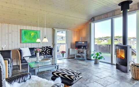 Alexis - 250M from the Sea: Hout, Huis, Verblijf, Plafond, Woonkamer, Bankstel, Blokhut, Lichte Inrichting, Hardwood