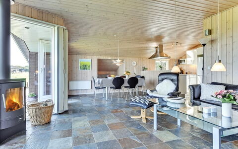 Alexis - 250M from the Sea: Huis, Flooring, Verblijf, Stoel, Tegel, Natuurlijk Materiaal, Hardwood, Woonkamer, Kamerplant, Houten Vloer