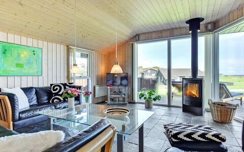 Alexis - 250M from the Sea: Huis, Verblijf, Plafond, Woonkamer, Blokhut, Hardwood, Lichte Inrichting, Stoel, Garden Gebouwen