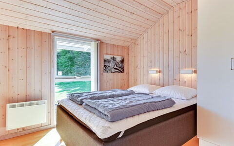 Alexis - 250M from the Sea: Hout, Interieur Ontwerp, Plafond, Slaapkamer, Kamer, Hardwood, Beits, Bed, Bed Frame, Bedding