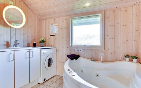 Alexis - 250M from the Sea: Hout, Loodgieterswerkinrichting, Flooring, Verdieping, Plafond, Interieur Ontwerp, Loodgieter, Badkamer, Kraan, Bad
