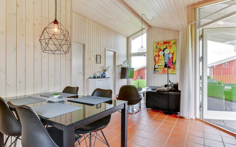 Helga - 100M from the Sea: Huis, Verblijf, Dak, Garden Gebouwen, Schaduw, Schuur, Backyard, Buitenmeubels, Werf, Gazon