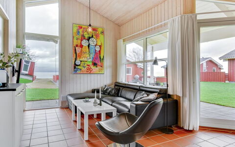 Helga - 100M from the Sea: Flooring, Huis, Huis, Verdieping, Deur, Verblijf, Veranda, Plafond, Hardwood, Beits