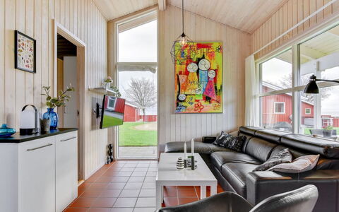 Helga - 100M from the Sea: Verblijf, Woonkamer, Hardwood, Houten Vloer, Beits, Kamerplant, Siding, Garden Gebouwen, Blokhut