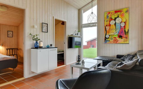 Helga - 100M from the Sea: Hout, Interieur Ontwerp, Flooring, Verdieping, Plafond, Kamer, Meubilair, Houten Vloer, Woonkamer, Deur