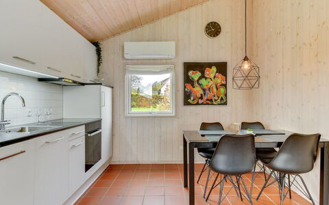 Helga - 100M from the Sea: Interieur Ontwerp, Hout, Flooring, Plafond, Meubilair, Keuken, Verdieping, Countertop, Verlichting, Kamer