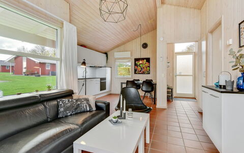 Helga - 100M from the Sea: Huis, Woonkamer, Plafond, Verblijf, Bankstel, Hardwood, Houten Vloer, Beits, Kamerplant