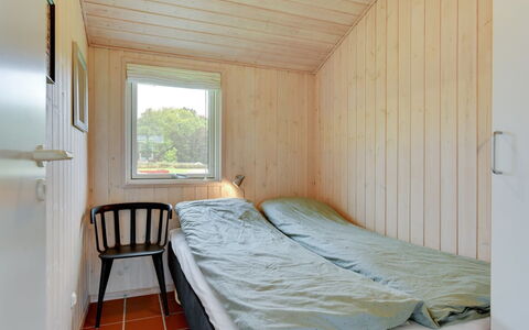 Helga - 100M from the Sea: Muur, Hout, Slaapkamer, Verdieping, Flooring, Plafond, Bed, Laken, Interieur Ontwerp, Bed Frame