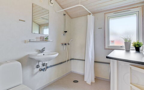 Helga - 100M from the Sea: Loodgieterswerkinrichting, Flooring, Verdieping, Plafond, Interieur Ontwerp, Kraan, Loodgieter, Wastafel, Badkamer, Huis