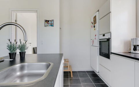 Hathulf - 700M from the Sea: Keuken, Countertop, Toestel Van De Keuken, Flooring, Interieur Ontwerp, Major Appliance, Cabinetry, Verdieping, Gootsteen, Loodgieterswerkinrichting