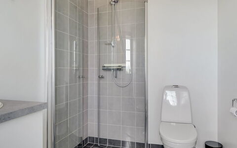 Hathulf - 700M from the Sea: Muur, Flooring, Badkamer, Loodgieterswerkinrichting, Verdieping, Toilet, Wc Bril, Interieur Ontwerp, Loodgieter, Tegel