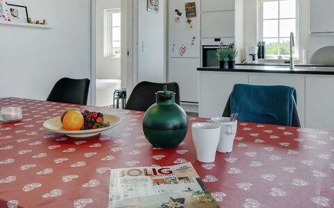 Hathulf - 700M from the Sea: Meubilair, Interieur Ontwerp, Flooring, Tafel, Keuken En Eettafel, Tableware, Verdieping, Stoel, Eetkamer, Kamer