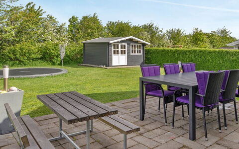 Hathulf - 700M from the Sea: Tuin, Buitenmeubels, Schaduw, Gazon, Outdoor Structuur, Buitentafel, Werf, Patio, Hardwood, Landscaping