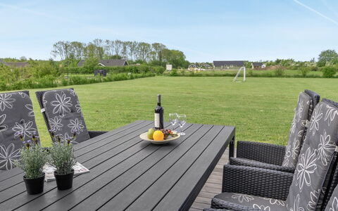 Hathulf - 700M from the Sea: Meubilair, Buitenmeubels, Buitentafel, Hardwood, Tuin, Stoel, Plank, Patio, Beits, Schaduw