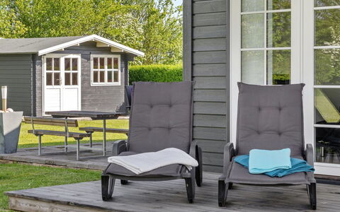 Hathulf - 700M from the Sea: Meubilair, Buitenmeubels, Stoel, Tuin, Hardwood, Ontwerp, Ligstoel, Patio, Armleuning, Werf