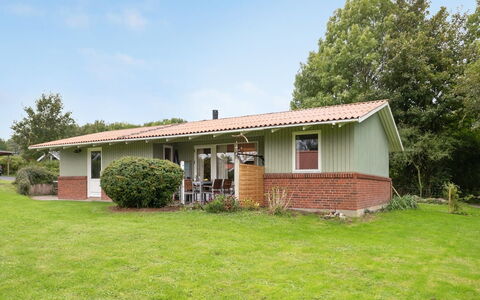 Ingebore - 350M from the Sea: Dak, Huis, Land Lot, Huis, Verblijf, Landgoed, Garden Gebouwen, Schaduw, Blokhut, Landscaping