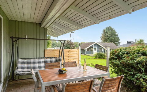 Ingebore - 350M from the Sea: Dak, Huis, Land Lot, Huis, Verblijf, Landgoed, Garden Gebouwen, Schaduw, Blokhut, Landscaping