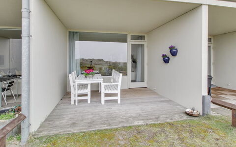 Raimo - 50M from the Sea: Verdieping, Flooring, Plafond, Beton, Werf, Stoel, Schaduw, Daylighting, Balkon, Landscaping