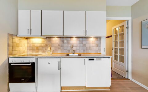 Raimo - 50M from the Sea: Keuken, Toestel Van De Keuken, Major Appliance, Flooring, Countertop, Hout, Cabinetry, Interieur Ontwerp, Verdieping, Huishoudapparatuur