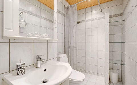 Raimo - 50M from the Sea: Flooring, Verdieping, Interieur Ontwerp, Loodgieterswerkinrichting, Kamer, Badkamer, Wastafel In De Badkamer, Plafond, Wastafel, Loodgieter