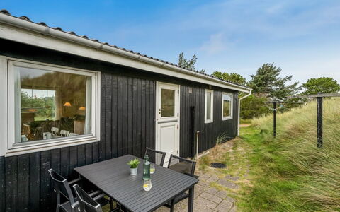 Senta - 200M from the Sea: Struik, Stedelijk Ontwerp, Groundcover, Steen, Appartement, Landgoed, Metselwerk, Balkon, Landscaping