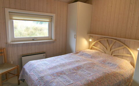 Aasa - 200M from the Sea: Slaapkamer, Hout, Bed, Verdieping, Laken, Plafond, Interieur Ontwerp, Flooring, Bedding, Bed Frame