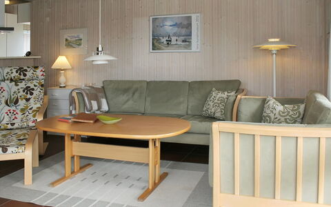 Aasa - 200M from the Sea: Meubilair, Flooring, Hout, Interieur Ontwerp, Verdieping, Tafel, Verlichting, Kamer, Woonkamer, Beits