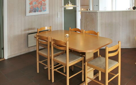 Aasa - 200M from the Sea: Meubilair, Flooring, Verdieping, Hout, Interieur Ontwerp, Tafel, Eetkamer, Keuken En Eettafel, Stoel, Verlichting