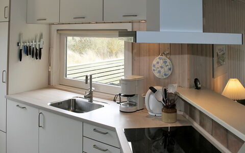 Aasa - 200M from the Sea: Countertop, Keuken, Toestel Van De Keuken, Interieur Ontwerp, Cabinetry, Hout, Flooring, Loodgieterswerkinrichting, Meubilair, Wastafel