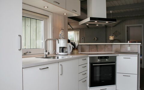 Aasa - 200M from the Sea: Keuken, Toestel Van De Keuken, Countertop, Cabinetry, Interieur Ontwerp, Hout, Flooring, Major Appliance, Huishoudapparatuur, Lichte Inrichting