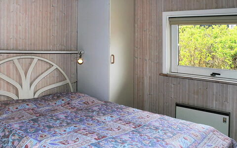 Aasa - 200M from the Sea: Slaapkamer, Bed, Hout, Interieur Ontwerp, Laken, Plafond, Verdieping, Bedding, Flooring, Kamer
