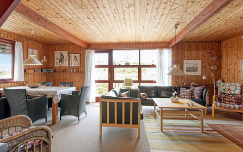 Larsen - 900M from the Sea: Meubilair, Interieur Ontwerp, Flooring, Verdieping, Hout, Plafond, Bankstel, Woonkamer, Kamer, Stoel