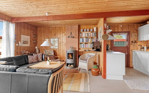 Larsen - 900M from the Sea: Meubilair, Interieur Ontwerp, Hout, Plafond, Flooring, Verdieping, Bankstel, Kamer, Woonkamer, Stoel