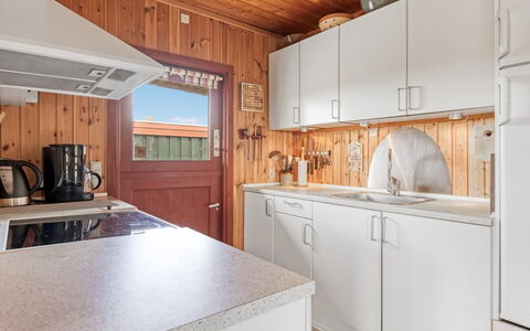Larsen - 900M from the Sea: Hout, Keuken, Flooring, Countertop, Verdieping, Cabinetry, Major Appliance, Plafond, Toestel Van De Keuken, Beits