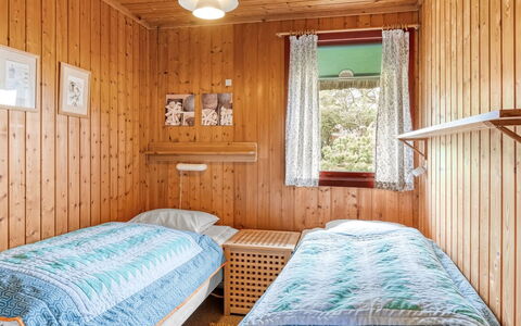 Larsen - 900M from the Sea: Slaapkamer, Bed, Interieur Ontwerp, Hout, Verdieping, Laken, Plafond, Flooring, Bedding, Meubilair