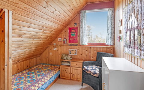 Larsen - 900M from the Sea: Hout, Meubilair, Interieur Ontwerp, Slaapkamer, Plafond, Kamer, Verdieping, Huis, Flooring, Bed