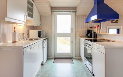 Telia - 250M from the Sea: Hout, Keuken, Major Appliance, Flooring, Toestel Van De Keuken, Verdieping, Interieur Ontwerp, Plafond, Countertop, Huis