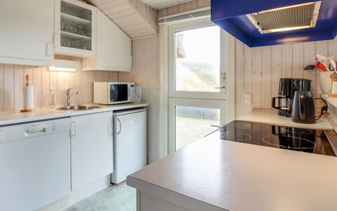 Telia - 250M from the Sea: Hout, Plafond, Flooring, Keuken, Verdieping, Countertop, Interieur Ontwerp, Loodgieterswerkinrichting, Major Appliance, Meubilair