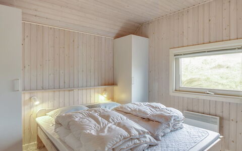 Telia - 250M from the Sea: Interieur Ontwerp, Hout, Plafond, Slaapkamer, Flooring, Bed, Kamer, Verdieping, Verlichting, Bedding