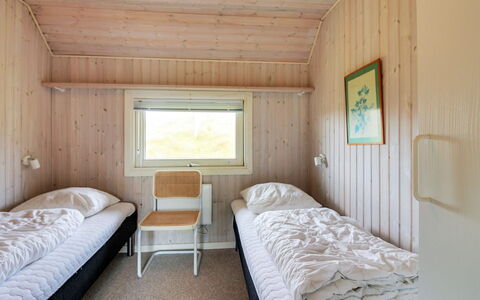 Telia - 250M from the Sea: Hout, Slaapkamer, Bed, Laken, Bedding, Verdieping, Interieur Ontwerp, Plafond, Bed Frame, Kamer