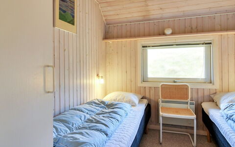 Telia - 250M from the Sea: Bed, Slaapkamer, Laken, Hout, Bedding, Interieur Ontwerp, Plafond, Verdieping, Flooring, Bed Frame