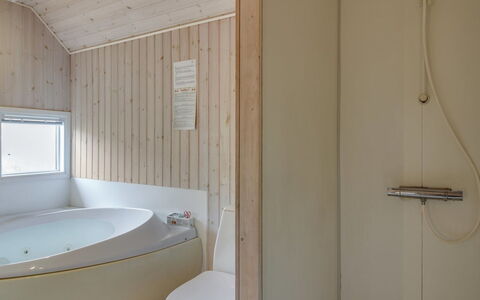 Telia - 250M from the Sea: Badkamer, Loodgieterswerkinrichting, Flooring, Verdieping, Hout, Bad, Interieur Ontwerp, Wastafel In De Badkamer, Plafond, Wastafel