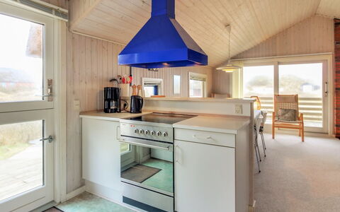 Telia - 250M from the Sea: Hout, Plafond, Keuken, Interieur Ontwerp, Flooring, Lichte Inrichting, Meubilair, Kamer, Verdieping, Countertop