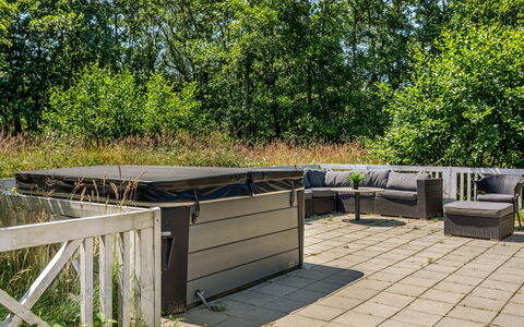 Maik - 1.5Km from the Sea: Dak, Huis, Verblijf, Siding, Schaduw, Boerderij, Landgoed, Oprit, Garden Gebouwen, Werf