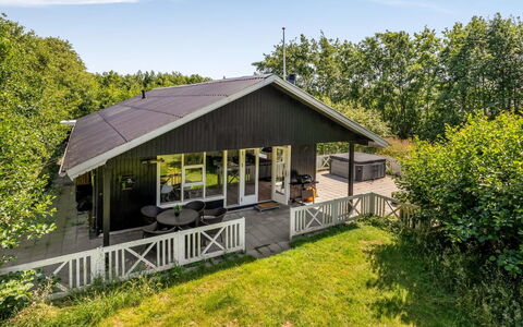 Maik - 1.5Km from the Sea: Struik, Stedelijk Ontwerp, Groundcover, Steen, Appartement, Landgoed, Metselwerk, Balkon, Landscaping