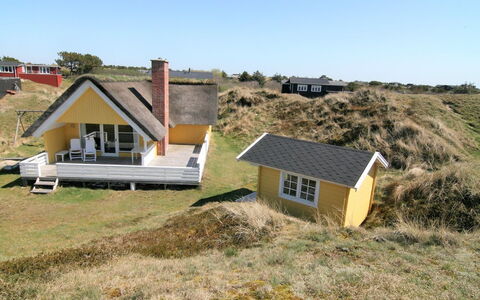 Esa - 500M from the Sea: Struik, Stedelijk Ontwerp, Groundcover, Steen, Appartement, Landgoed, Metselwerk, Balkon, Landscaping
