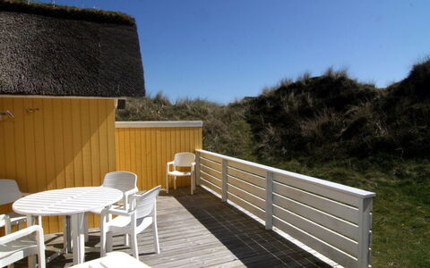 Esa - 500M from the Sea: Struik, Stedelijk Ontwerp, Groundcover, Steen, Appartement, Landgoed, Metselwerk, Balkon, Landscaping