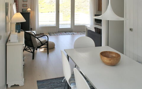 Esa - 500M from the Sea: Struik, Stedelijk Ontwerp, Groundcover, Steen, Appartement, Landgoed, Metselwerk, Balkon, Landscaping