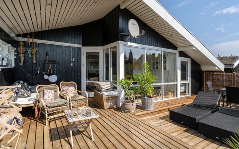 Gilda - 2Km from the Sea: Gebouw, Huis, Venster, Huis, Dak, Woongebied, Struik, Verblijf, Land Lot
